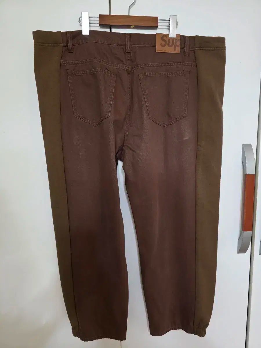 Supreme シュプリーム x ブレス スウェットパンツ ジーンズ 茶色 ー 23FW