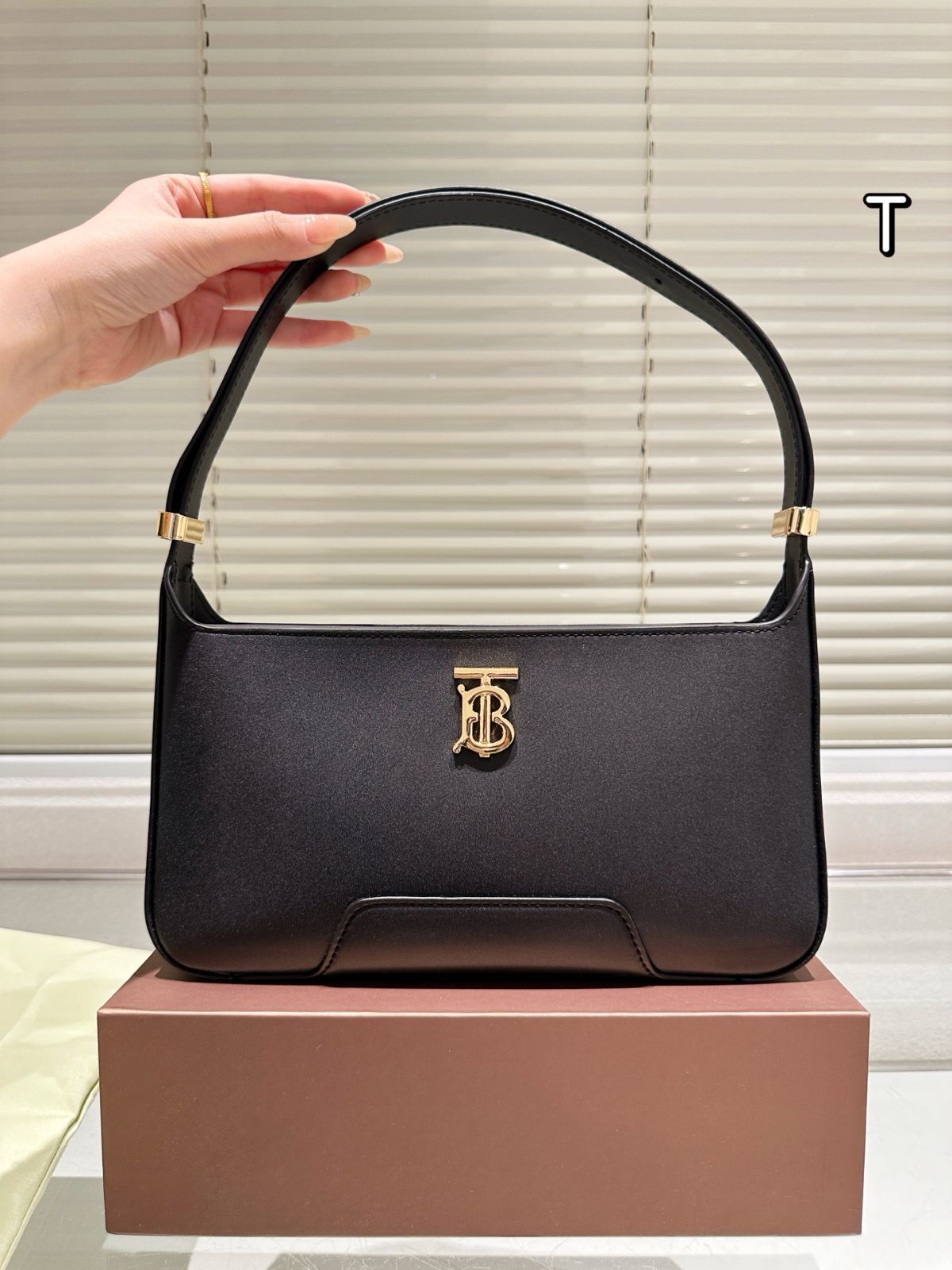今日特価】Burberry TB バッグ 28cm フォールドギフトボックス付