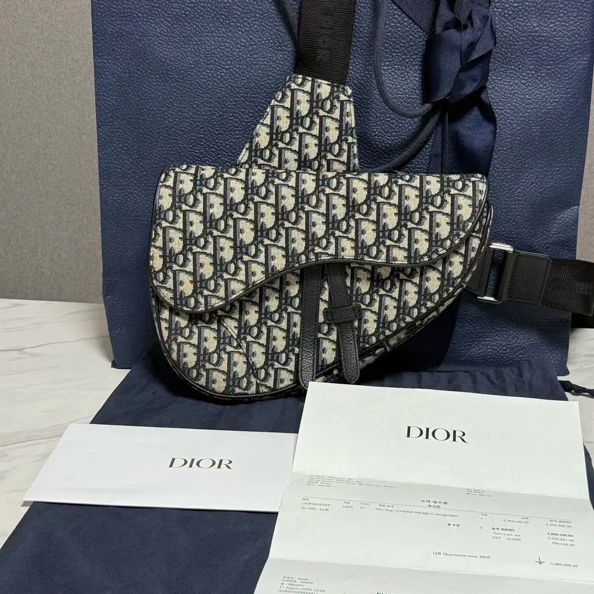 DIOR オブリーク サドルバッグ ディオール「サドル」バッグ新作、デニム刺繍の“ディオール