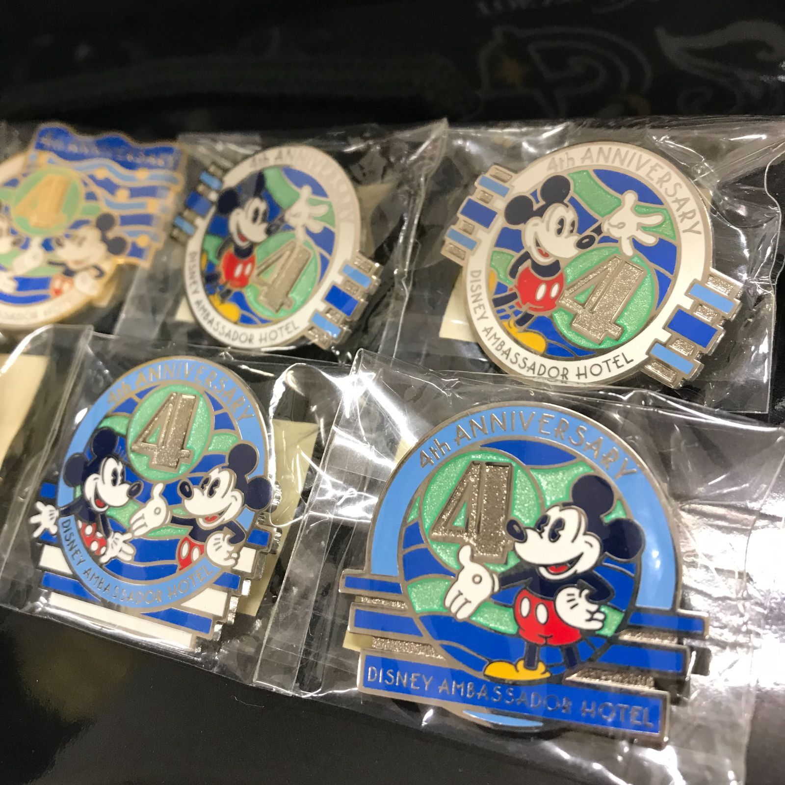 ディズニー アンバサダーホテル 4周年 ピンバッジ - メルカリ