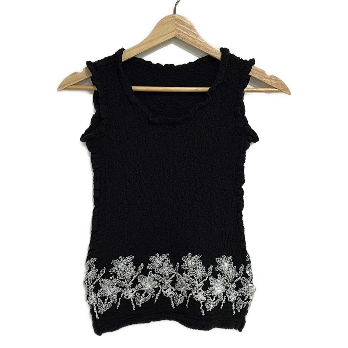 me ISSEY MIYAKE ミー イッセイミヤケ ノースリーブカットソー レディース - 黒×白 クルーネック 刺繍 シワ加工