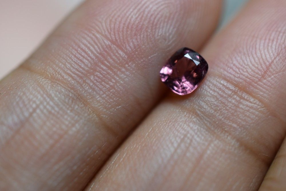 RS7-73シルバー非加熱宝石質紫の光沢を見える濡羽色スピネル リング