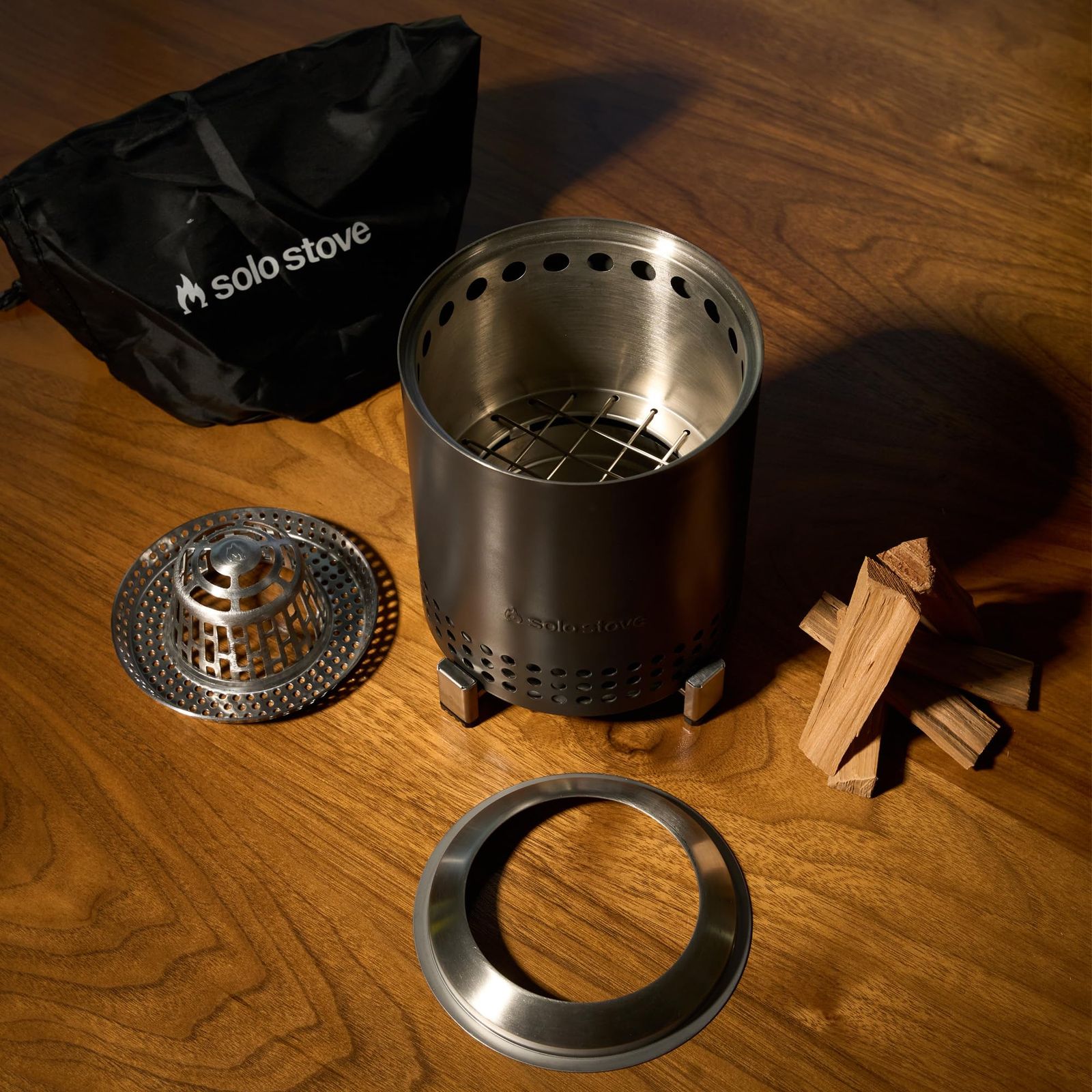 Solo Stove Mesa 卓上ファイヤーピット スタンド付き 煙が少ない アウトドア ミニファイヤー 都市部や郊外用 ペレットまたは木材で燃料を供給 ステンレススチール トラベルバッグ付き 6.9 x 5.1インチ 1.4ポンド アッシュ