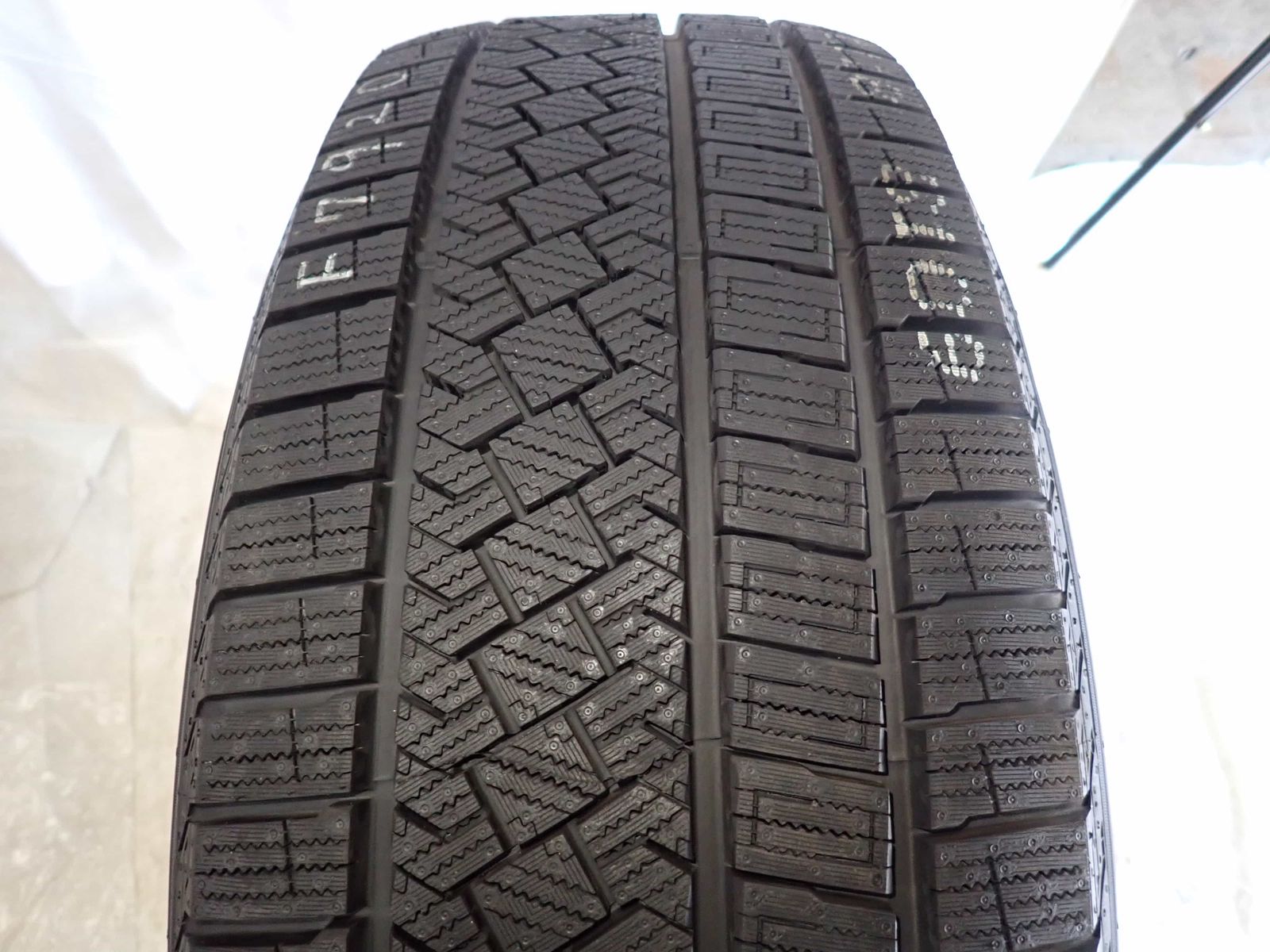 冬 2025年製 4本 会社宛 送料無料 235|60R18×8J ピレリ アイスゼロ アシンメトリコ EURO AFG アルミ ベンツ X253 GLCクラス NO F7920