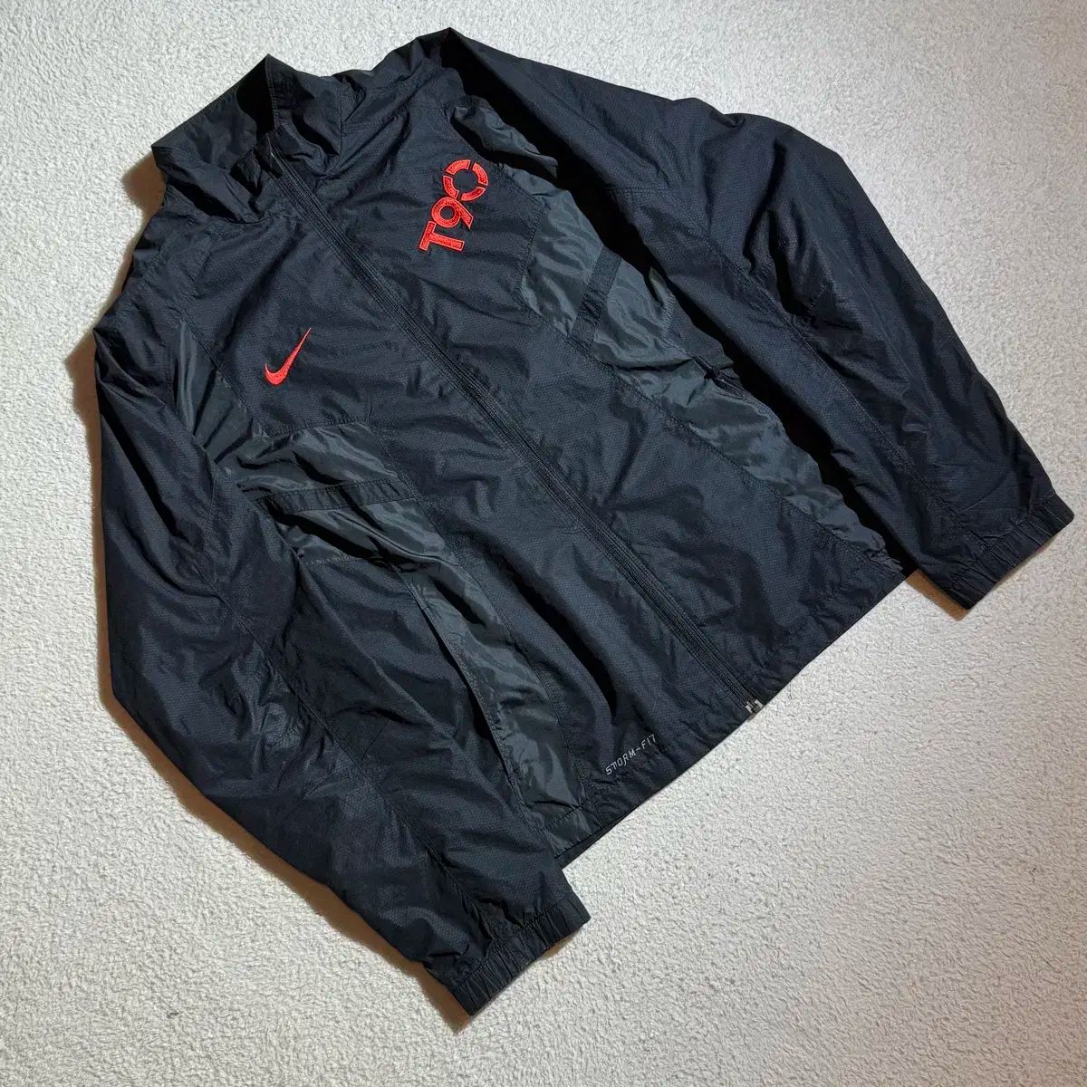 ナイキ STORM-FIT ブラック ウィンドブレーカー ジップアップ