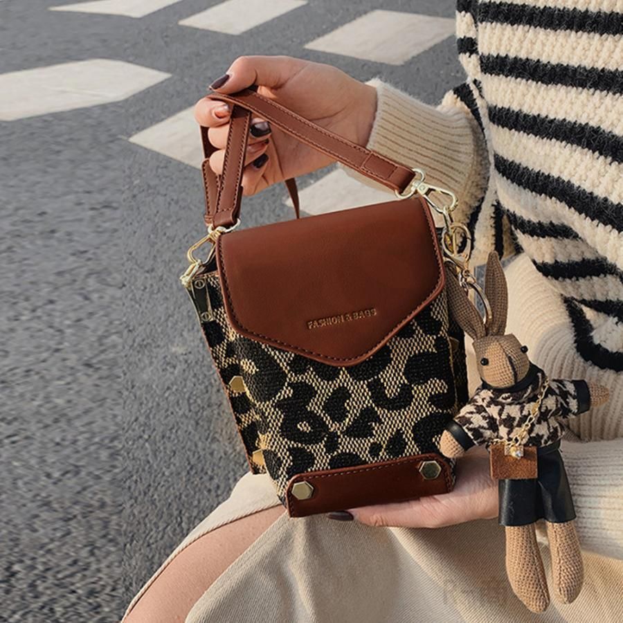 デニムリメイク♡ミニ財布 ショルダー、ミニポーチセット♡ヒョウ柄 ハンドメイド デニムリメイク ミニ財布♡ヒョウ柄 ハートタッセル
