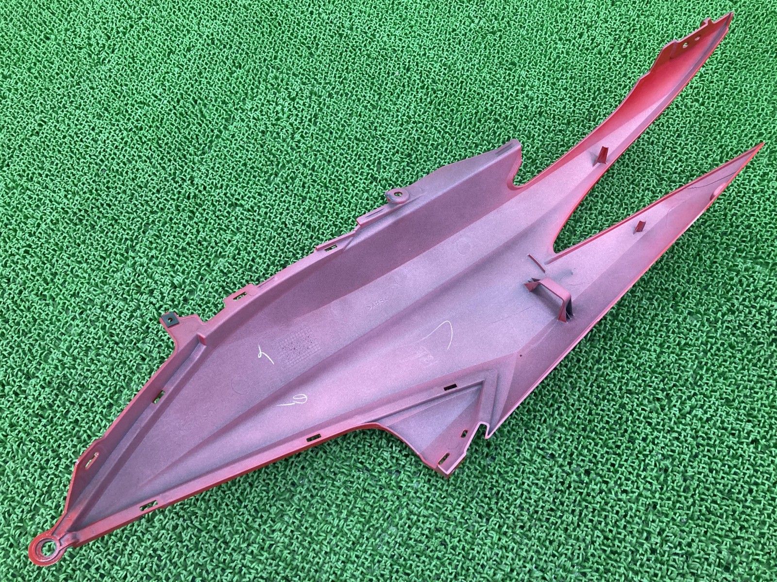 シグナスRAY-Z シートカウル 右 赤 1GC ヤマハ 純正 バイク 部品 CYGNUS レイズィー 極上品 ハイクオリティ 車検 Genuine 【中古】 73 シグナスRAY-Z シートカウル 右 赤 1GC ヤマハ 純正 バイク 部品