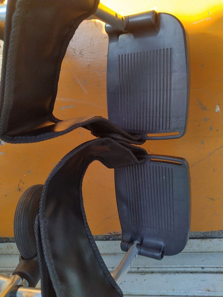 送料無料 一部地域を除く ノーパンクタイヤ使用 シート色褪せあり ミキ MIKI 自走用車いす スキット SKT-4 KM-25-0919-06