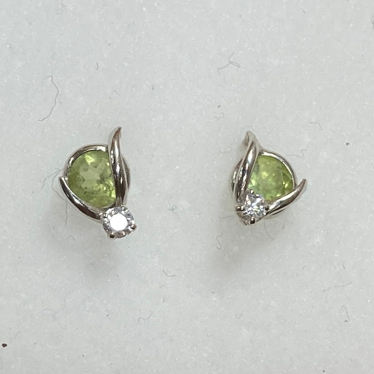 ☆ K14WG刻印 ホワイトゴールド ライトグリーン石付き 両耳ピアス