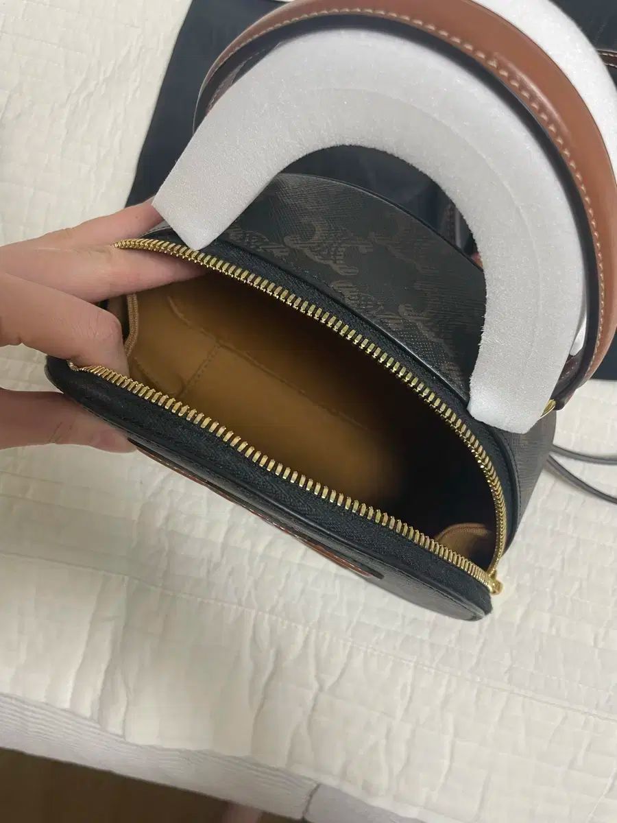 CELINE ショルダーバッグ トリオンフ ハーフムーンケース Celine