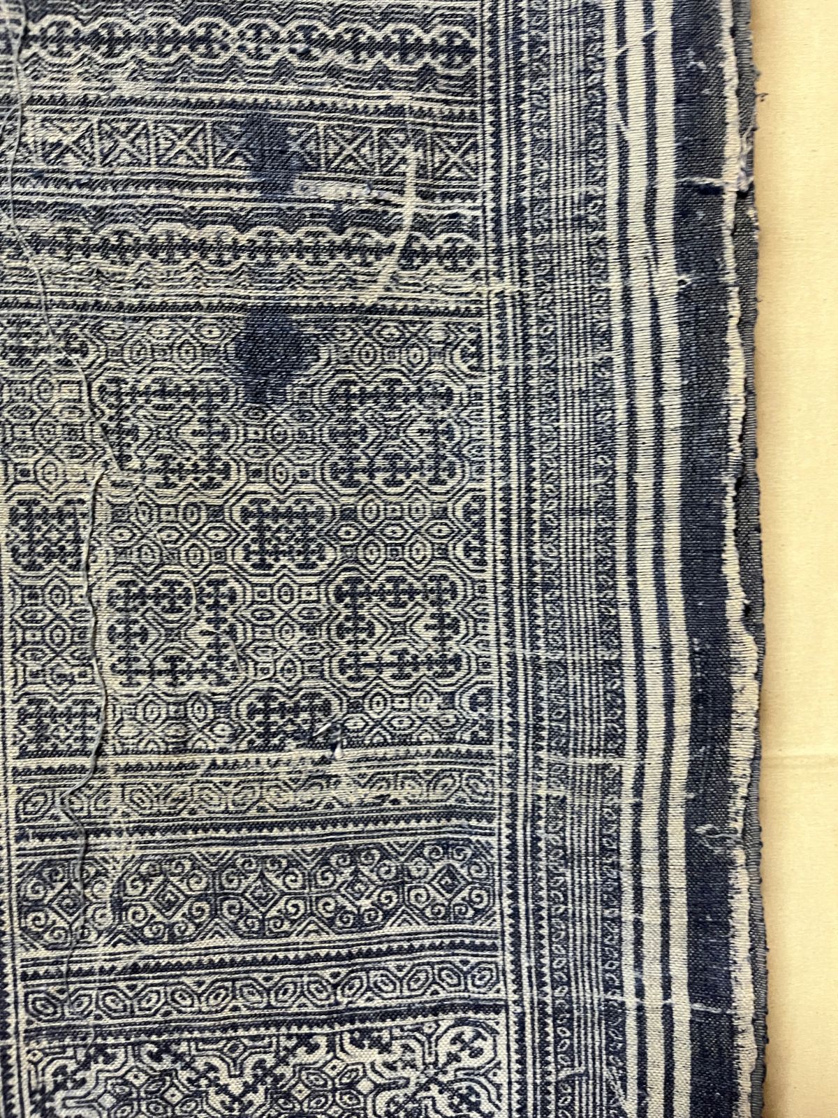 カ*ラ様 古古布・モン族藍染めバティック布手刺繍おんぶ布 タイ】モン族 藍染 バティック 麻布ろうけつ染め ｜ おくむら みんげい