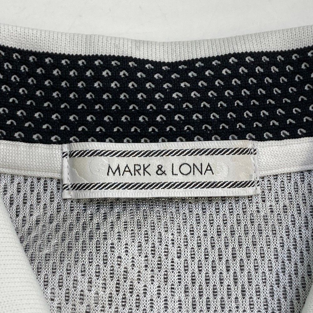 サイズ：XL MARK&amp;LONA マークアンドロナ  半袖ポロシャツ 総柄 ホワイト系 [240101431712] ゴルフウェア メンズ ストスト MARK&LONA マークアンドロナ 半袖ポロシャツ 黒×白 斜めロゴ総柄