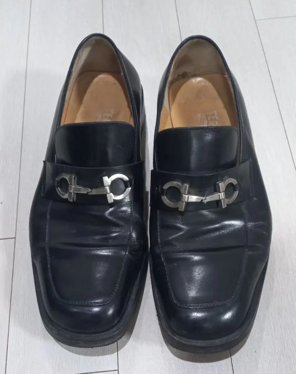 FERRAGAMO フェラガモ メンズ ブラックシューズ 270