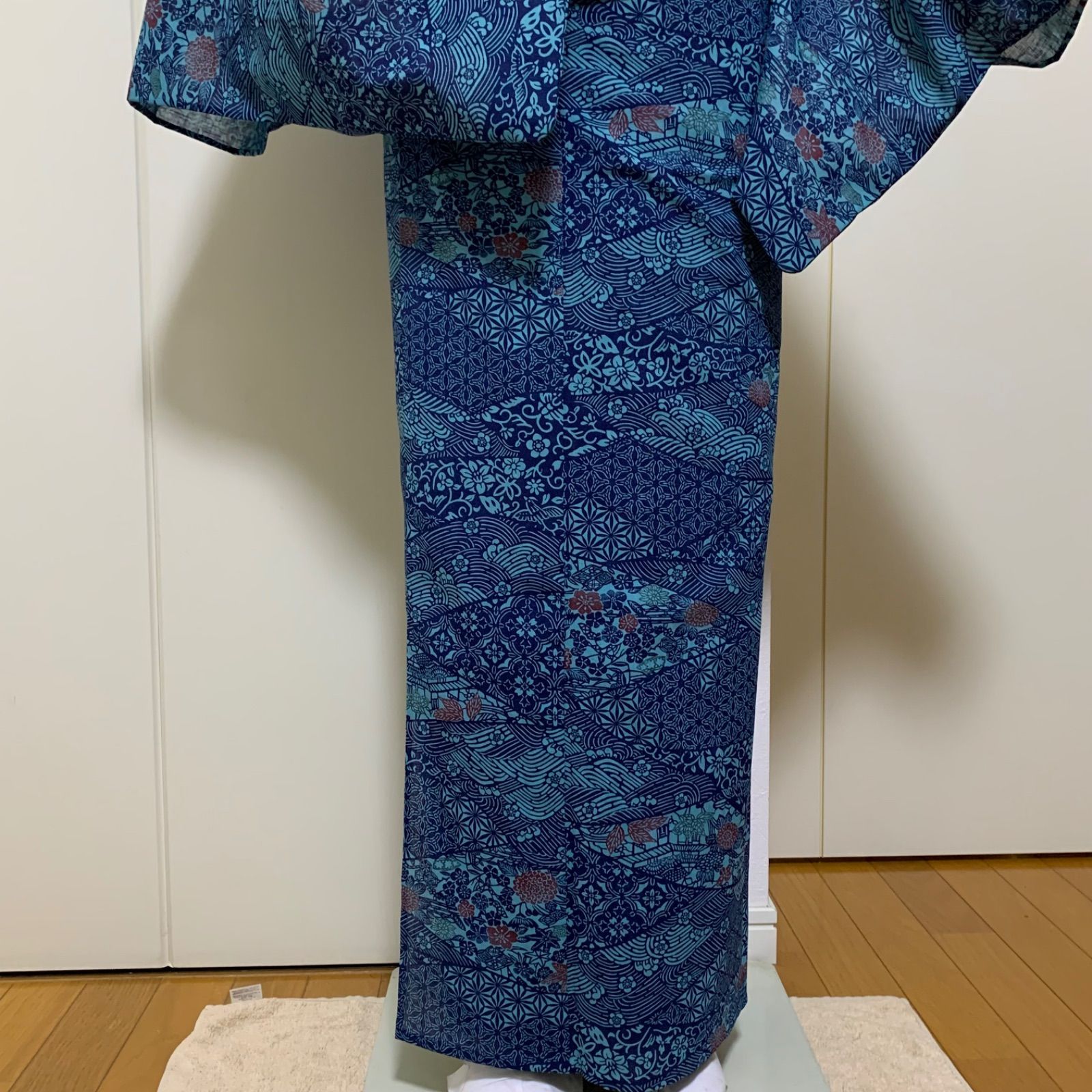 A65愛華 夏着物 小紋　単衣　ポリエステル　美品 A65愛華 夏着物 小紋 単衣 さんぴ 美品 花地紋 仕付け糸 - メルカリ