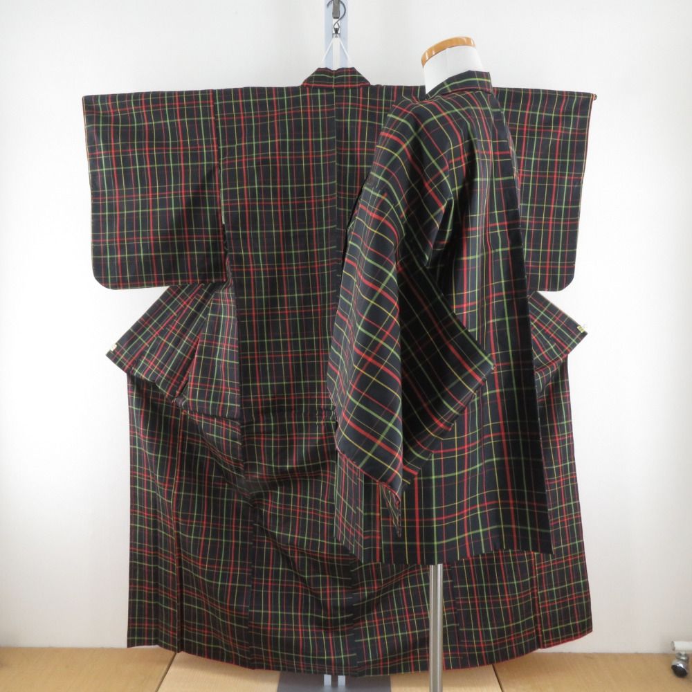 紬 着物 本場大島紬 アンサンブル 羽織付 格子文様 袷 バチ衿 黒色ｘ緑色ｘ黄色ｘ赤色 正絹 カジュアル 仕立て上がり 身丈159cm 【キモノオフ野々市若松店】 紬 着物 本場大島紬 アンサンブル 羽織付 格子文様 袷 バチ衿 黒色x