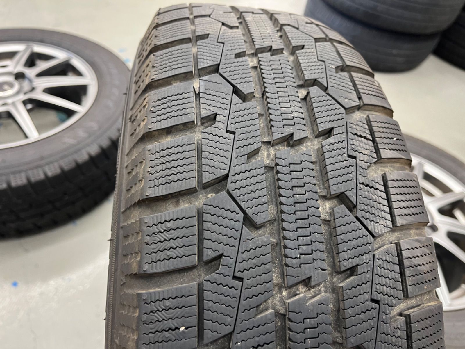 トヨタヴォクシースタッドレスタイヤホイル付き195|65R15