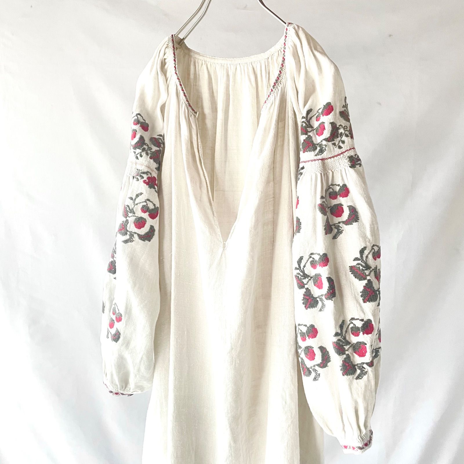 アンティーク　ウクライナ　苺　いちご　黒　刺繍　60Ｓ　ワンピース　リネン　コットン　 ホームスパン　⑥ Etsy