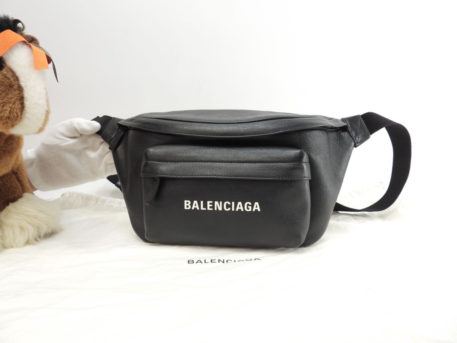定期販売【正規品】バレンシアガ エブリデイ ボディバッグ レザー 黒　ブラック バッグ