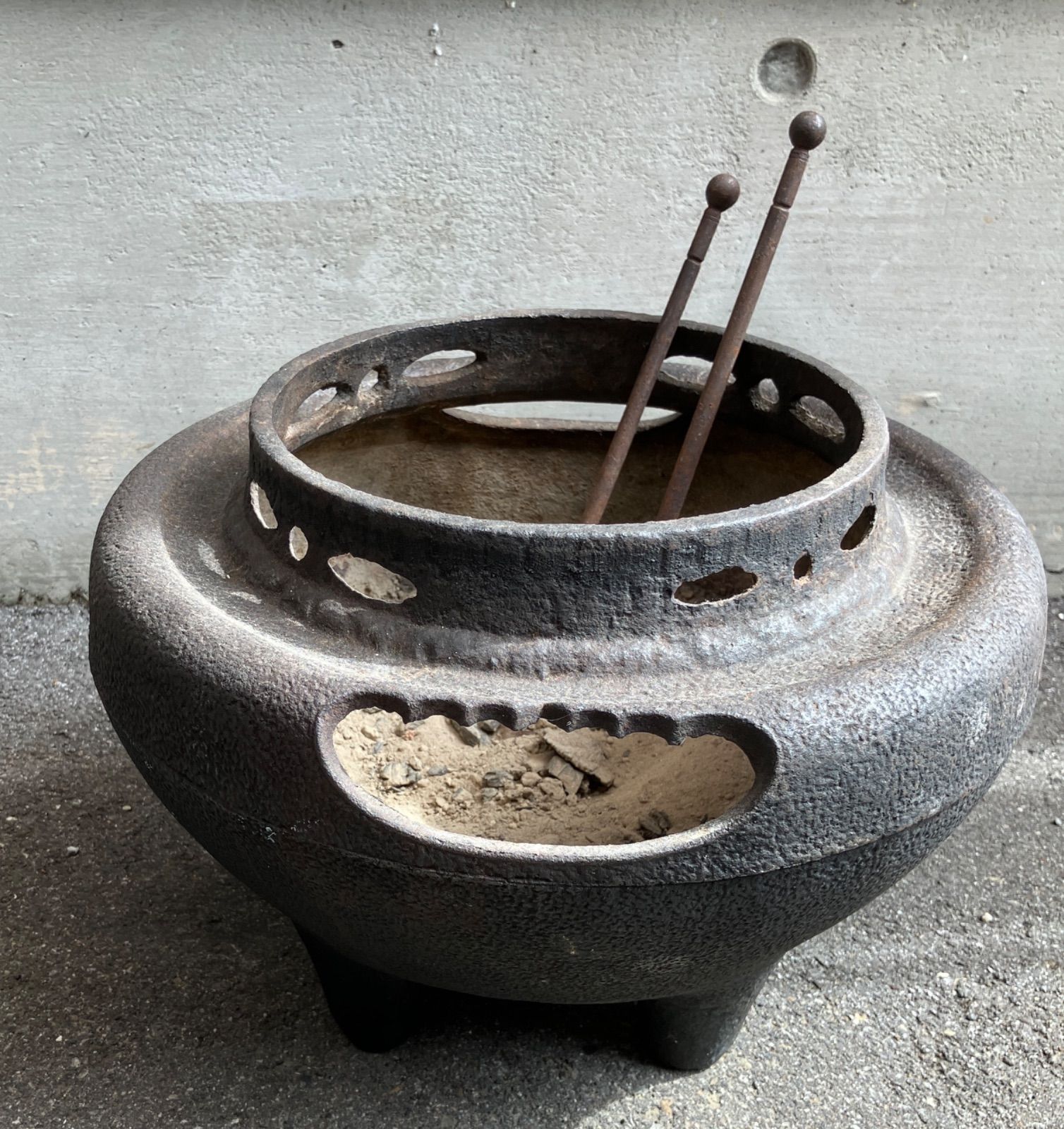 三つ脚　朝鮮風炉 真形釜 /鉄釜/茶道具/鉄火鉢/茶釜/骨董/古道具 Amazon.co.jp: 三つ脚 朝鮮風炉 真形釜/鉄釜/茶道具/鉄火鉢/茶釜