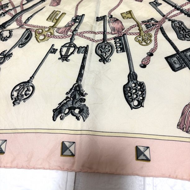 HERMES カレ90 スカーフ 鍵柄 ピンク　LES CLEFS 箱付き 美品 HERMES カレ90 シルクスカーフ 鍵柄 ピンク系 LES CLES