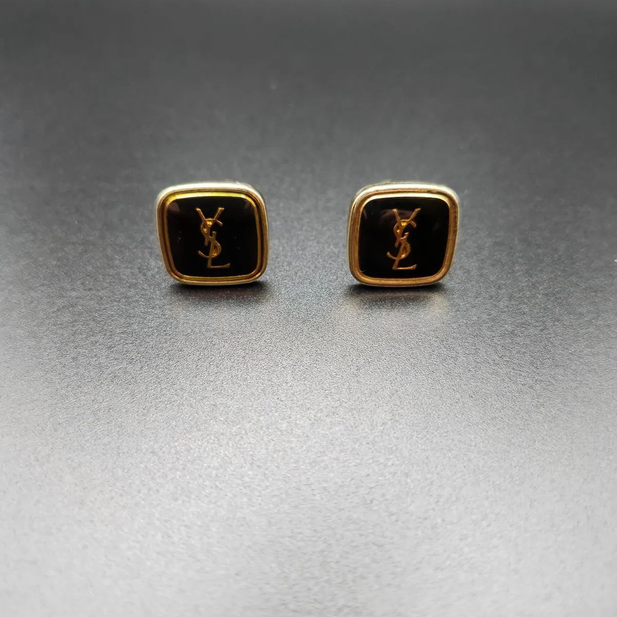 本日限定値下げ Yves Saint Laurent カフリンクス イヴ・サンローラン】🌹カフリンクス ブラック／ゴールド - メルカリ