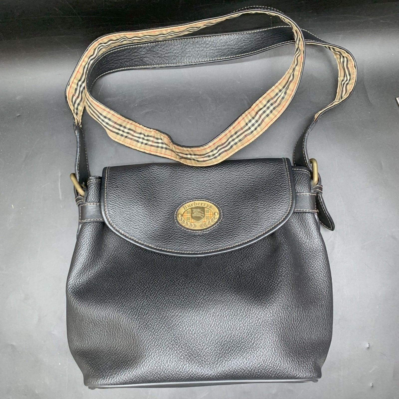 Z293 【Burberry】バーバリーズ レザーショルダーバッグ エンブレム ノバチェック Burberrys　ホースロゴ　イタリア製 中古ヴィンテージ Z293 【Burberry】バーバリーズ レザーショルダーバッグ エンブレム