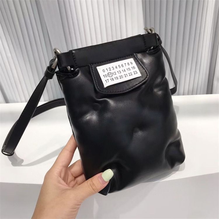 大人気新品 メゾンマルジェラ Maison Margiela MM6 スマホポーチ  