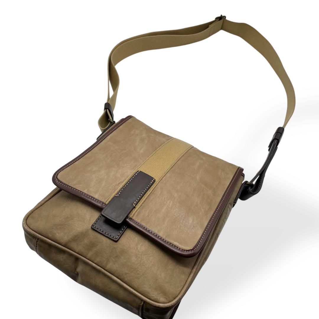 美品　TAKEO KIKUCHI メッセンジャー　ショルダーバッグ　クラプトン 極美品 TAKEO KIKUCHI ショルダーバッグ クラプトン ベージュ 革