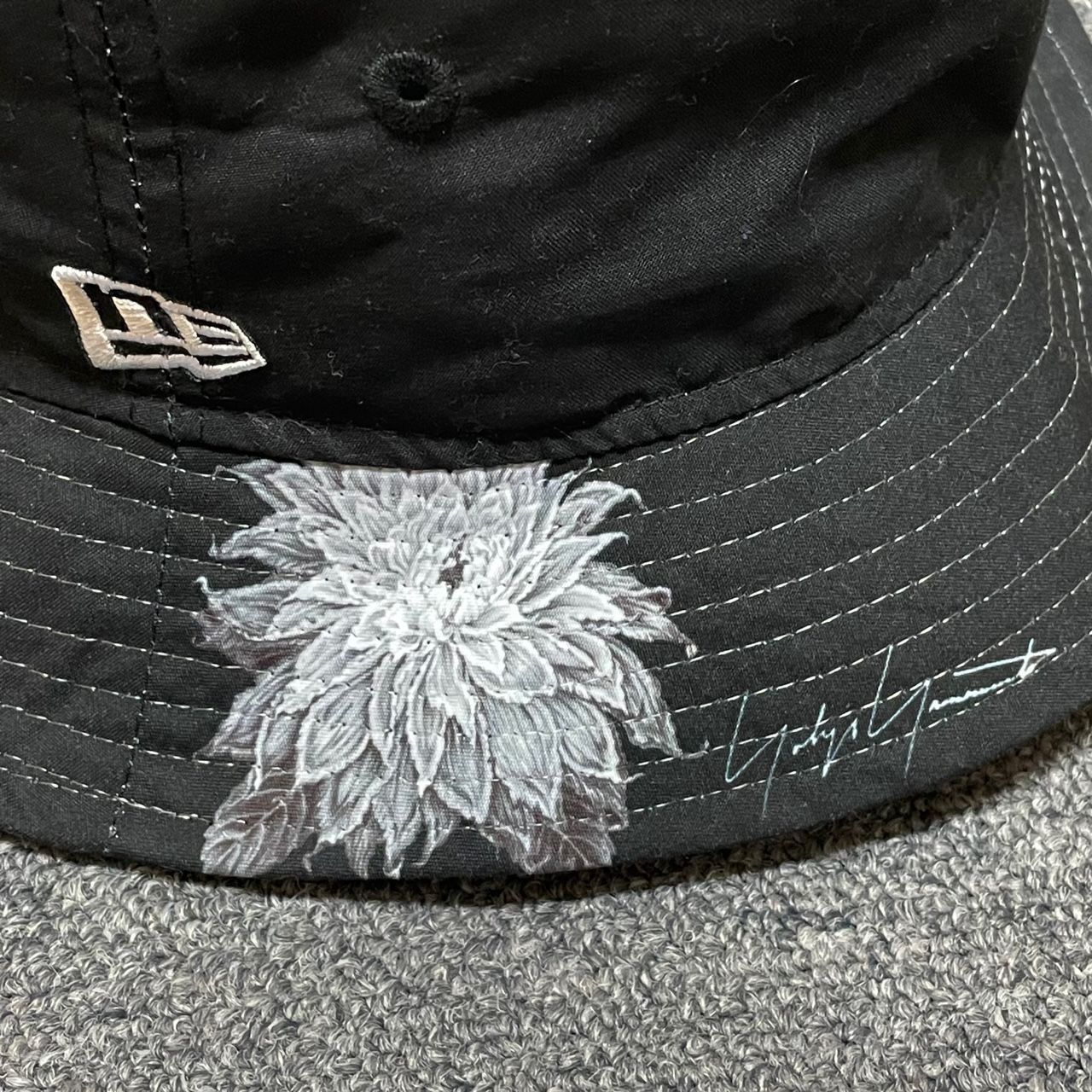 【ヨウジヤマモト】new era バケットハット　ダリア　美品 Yohji Yamamoto - ヨウジヤマモト ニューエラ L/XL バケット