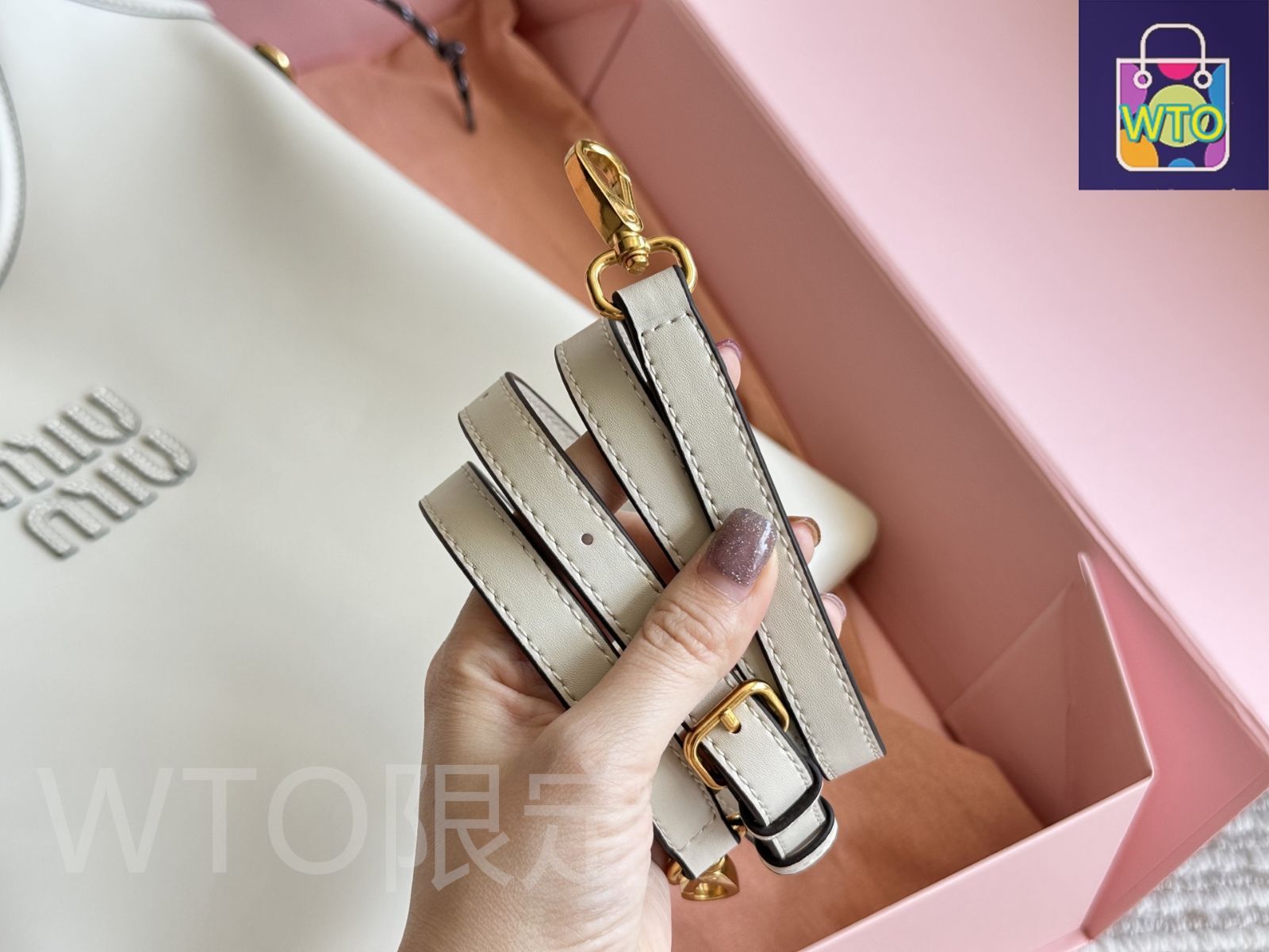 MIU出品になります。 MIU MIU 2025年新作 トートバッグ - スタイリッシュな大型サイズ
