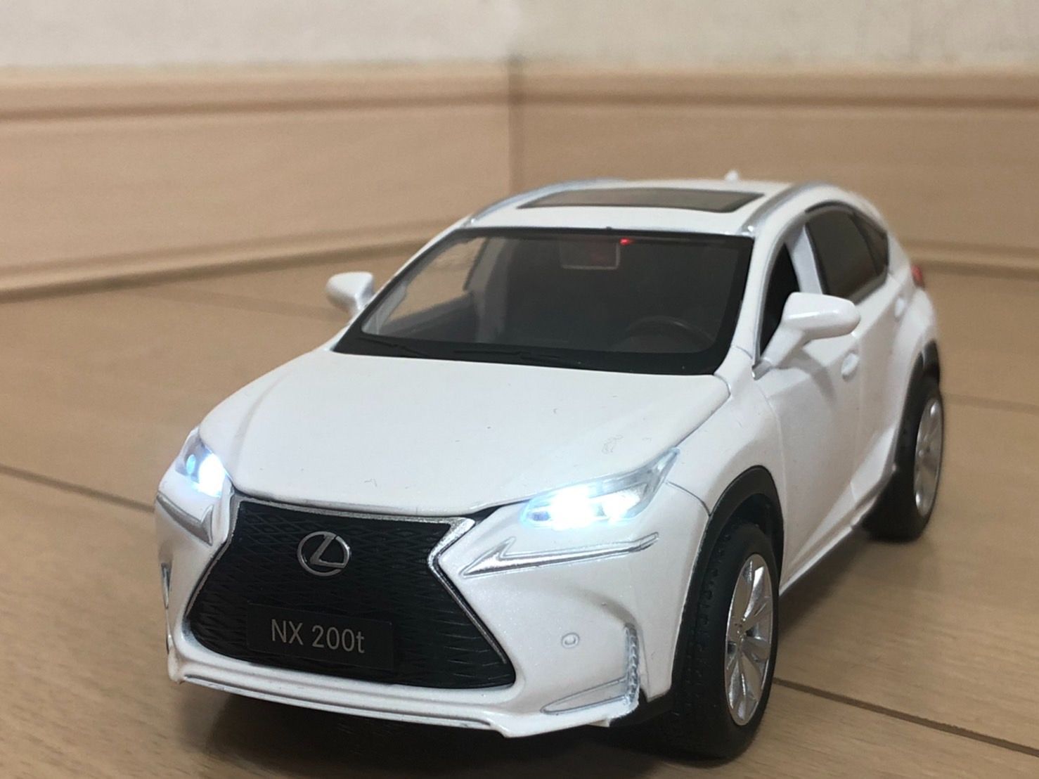 1/43 レクサス ディーラー特注 非売品 LEXUS NX 450h+ 白 1/43 レクサス ディーラー特注 非売品 LEXUS NX 450h+ 白 1/43