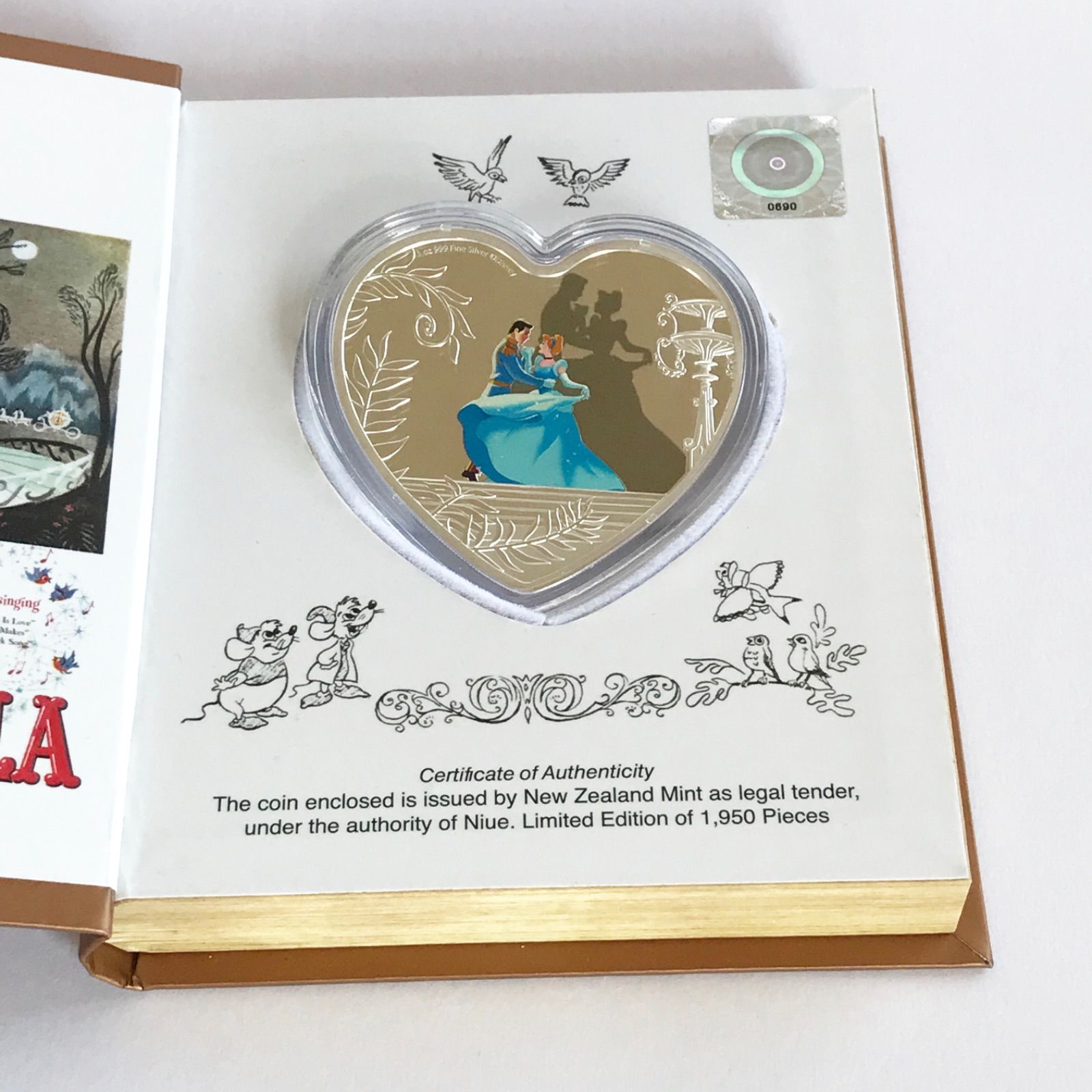 ディズニー『シンデレラ』70周年記念 希少ハート型銀貨 - メルカリ 