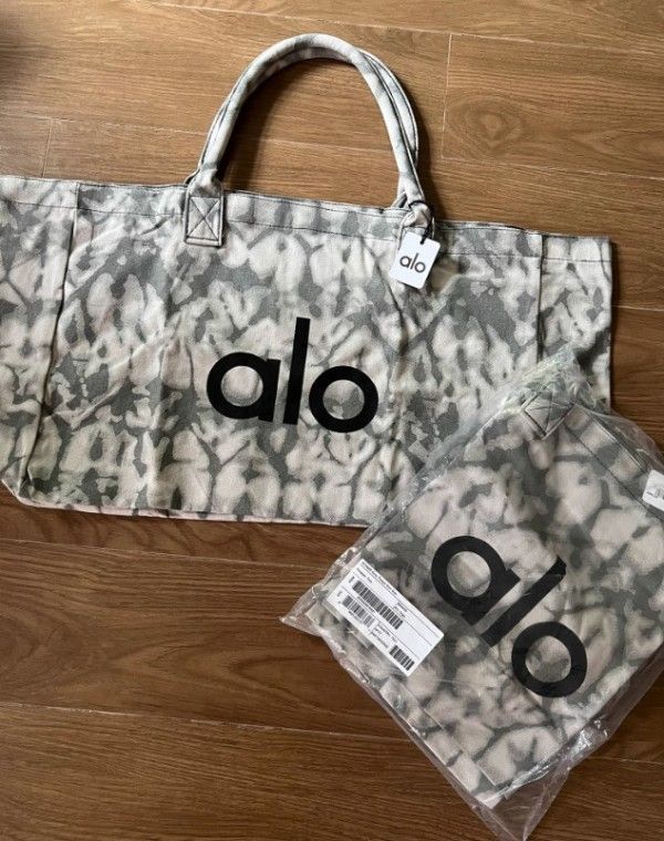 Alo Yoga★セレブに大人気♪軽くて大容量ショッパートートバッグ ○ 限時特惠○【大人気/セレブ愛用】【alo Yoga】軽くて大容量