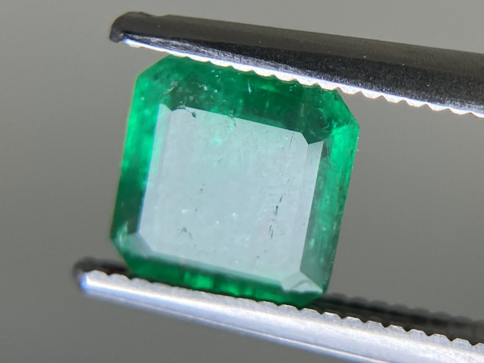 エメラルド 天然 0.976ct 中央宝石ソーティング付き 6.47㎜×6.43  