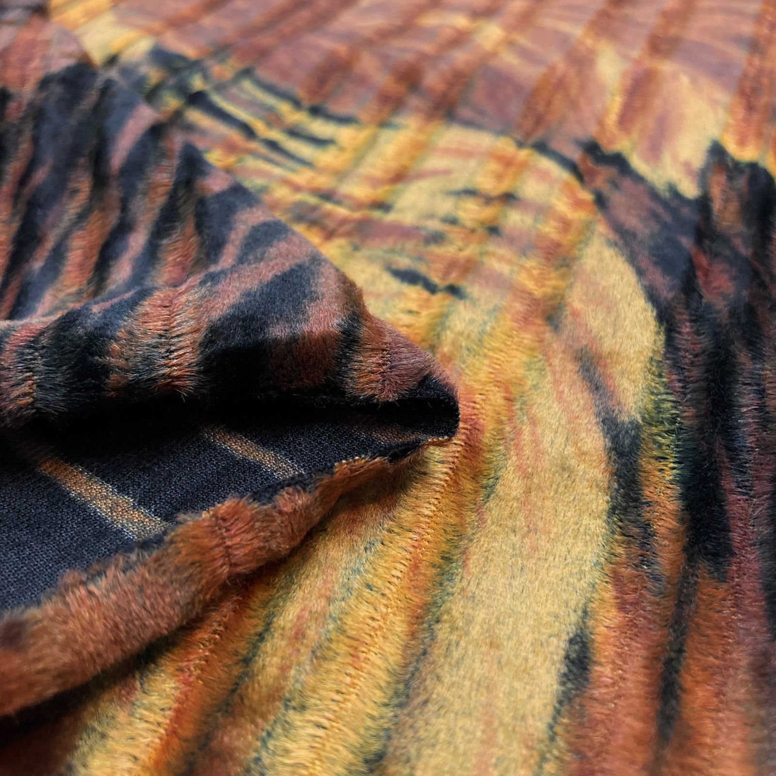 メーカー生産終了品【#1739】ストライプ柄カットベルベット生地  