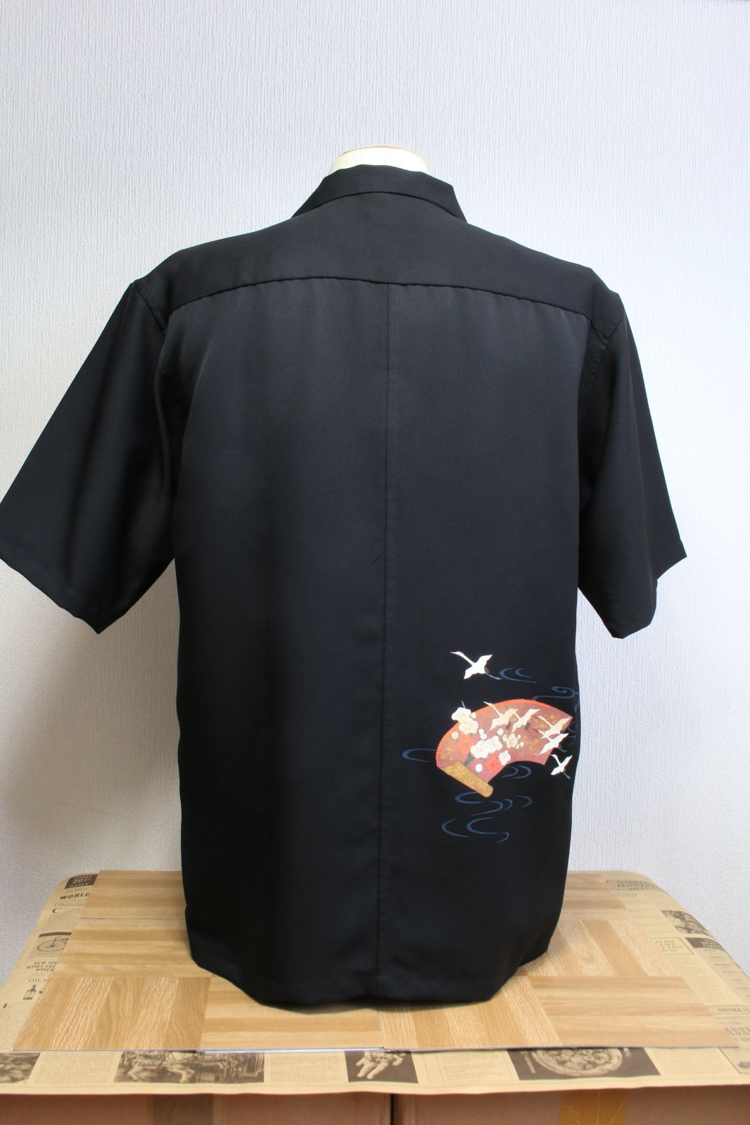＜試作品特価＞着物リメイクシャツ（メンズLサイズ）鶴と梅の丸模様の黒留袖-2