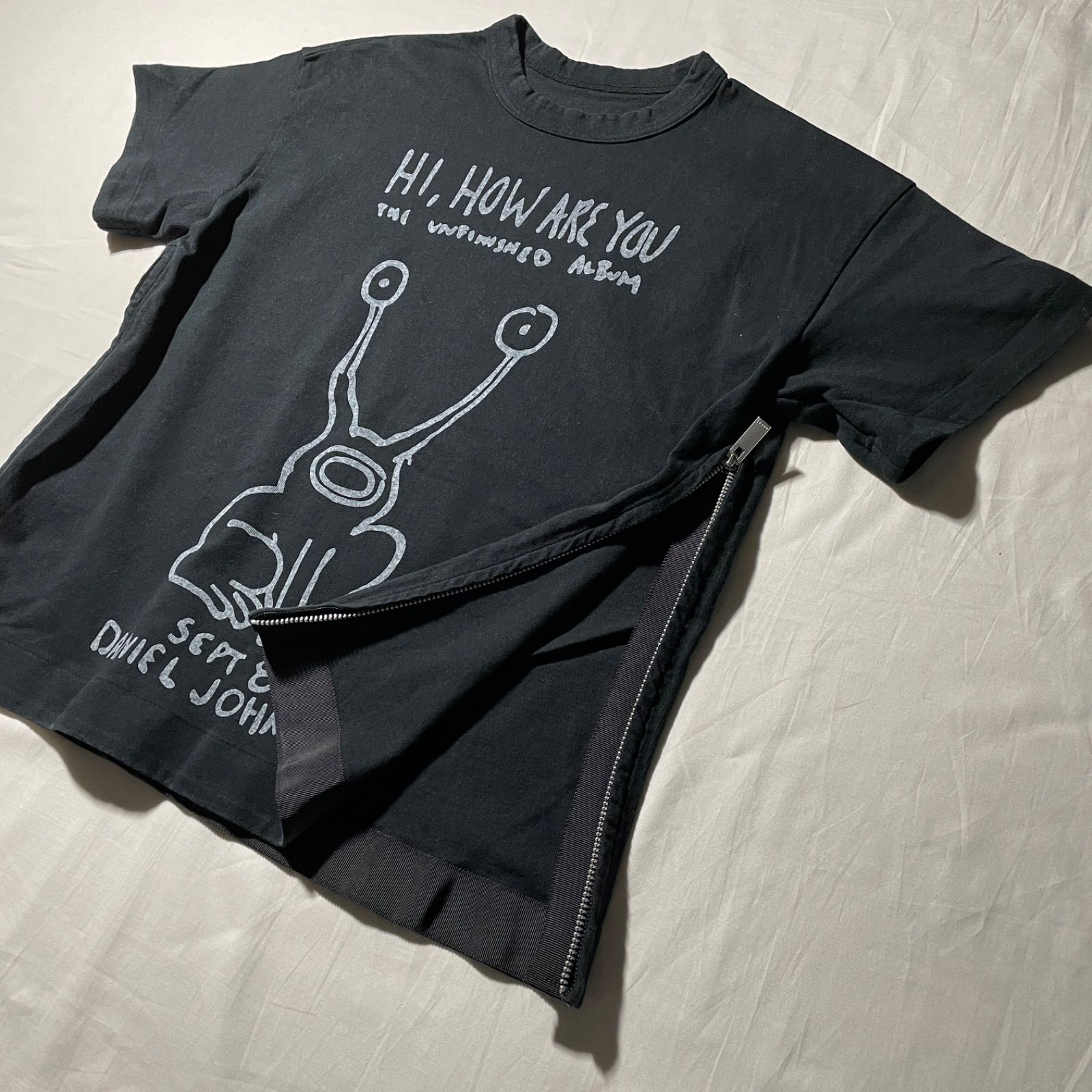 SACAI×DANIEL JOHNSTON S/S Tシャツ サイドジップ - メルカリ