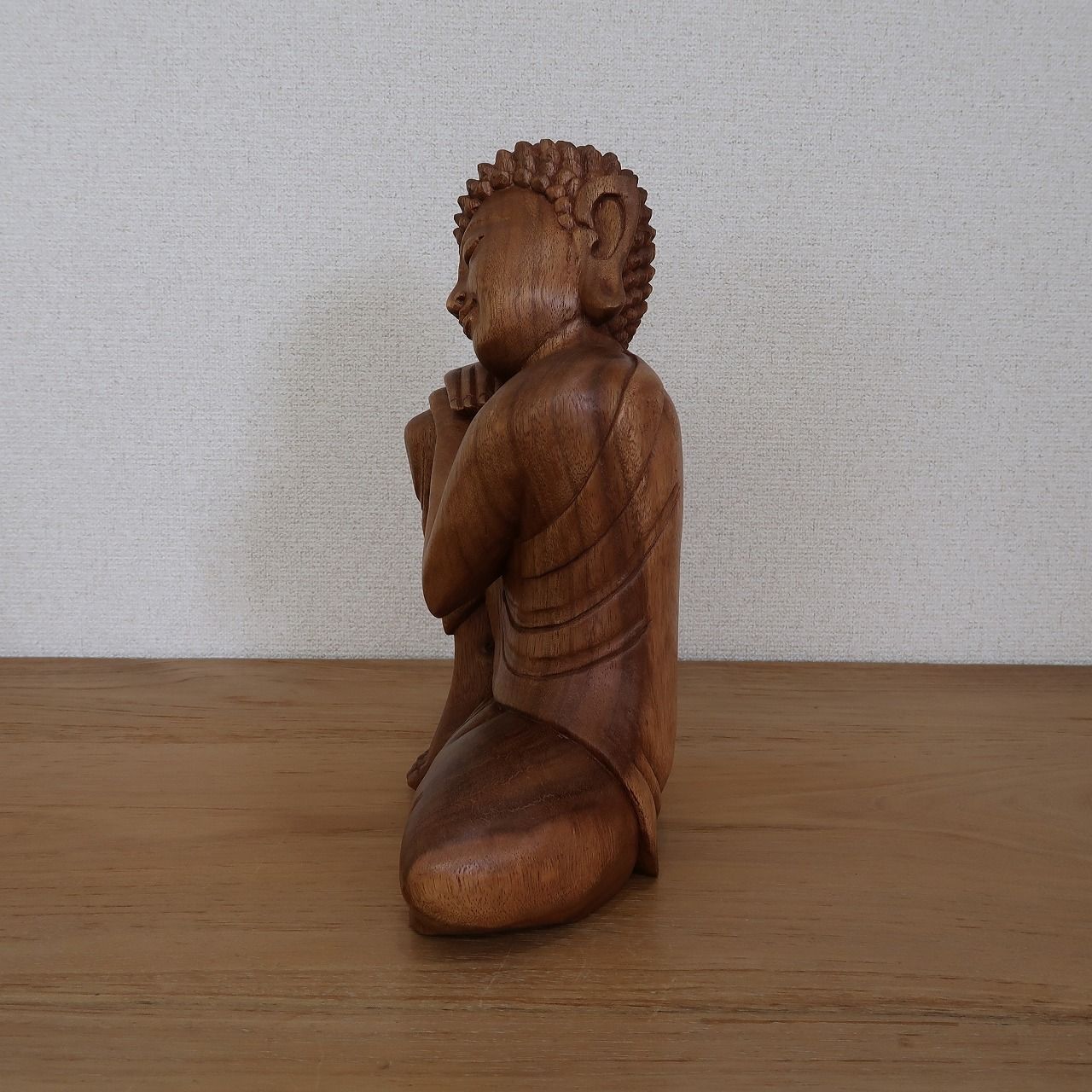 ブッダの木彫り リラックスブッダ 30cm 座像 スワール無垢材 木製仏像