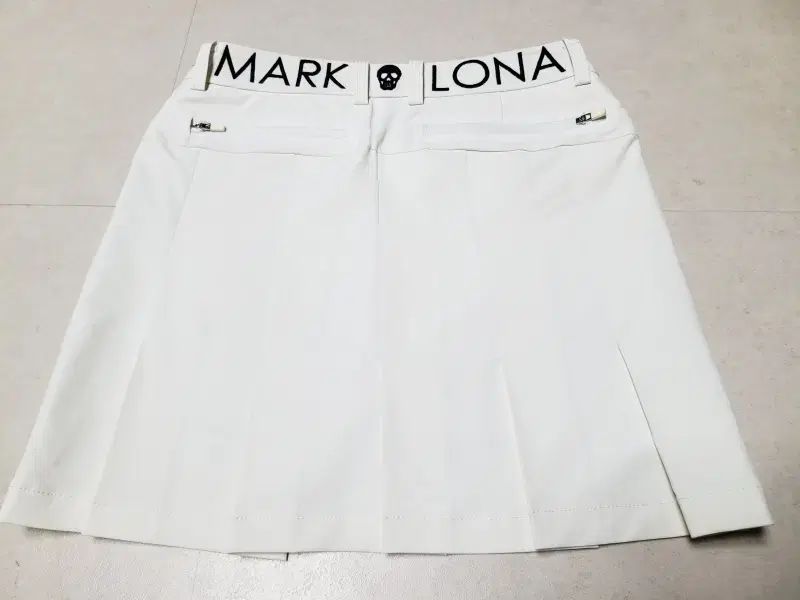 MARK & LONA(マークアンドロナ) ホワイト ゴルフスカート XS