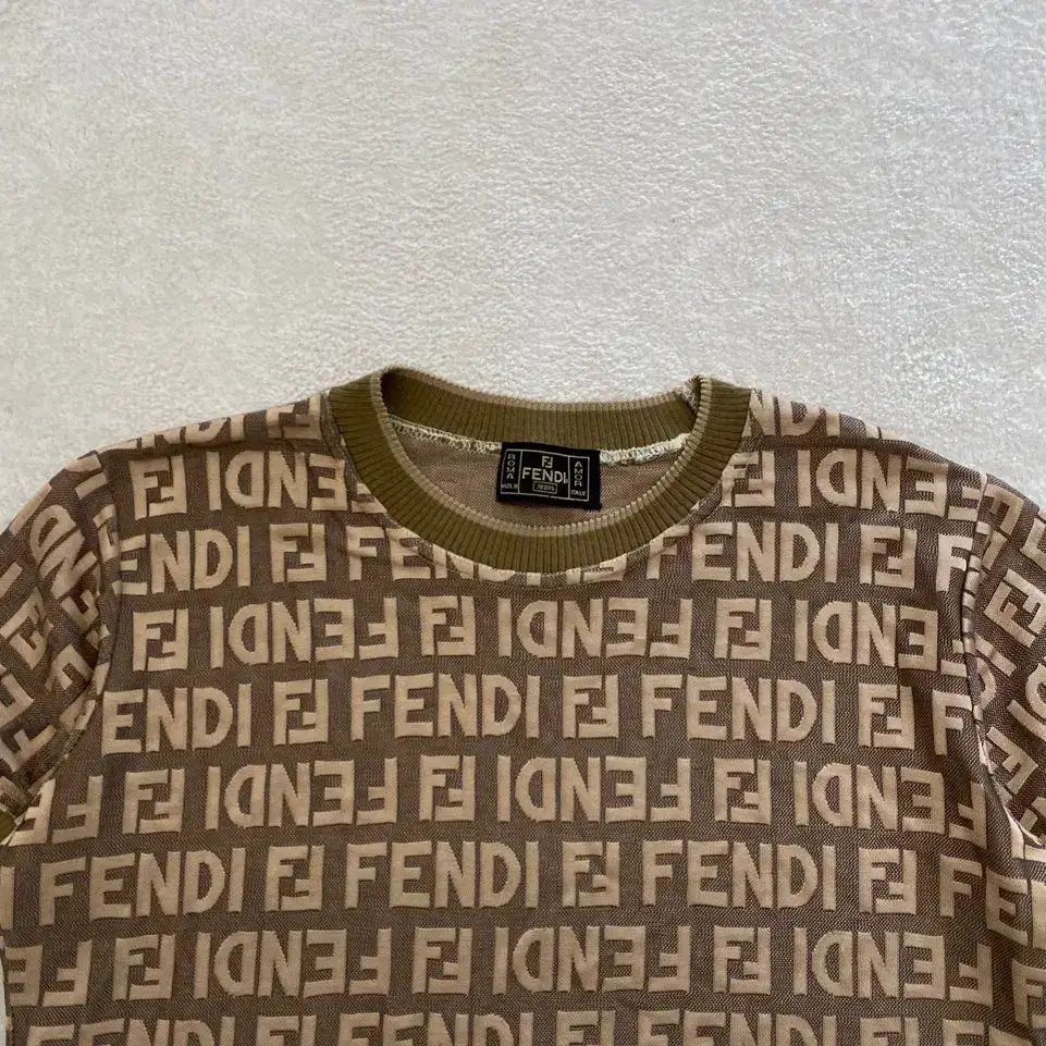 【きれいめファッション51選】上品さと清潔感をキープし FENDI(フェンディ) レディース オールドスクール 半袖ニット 66 トップス