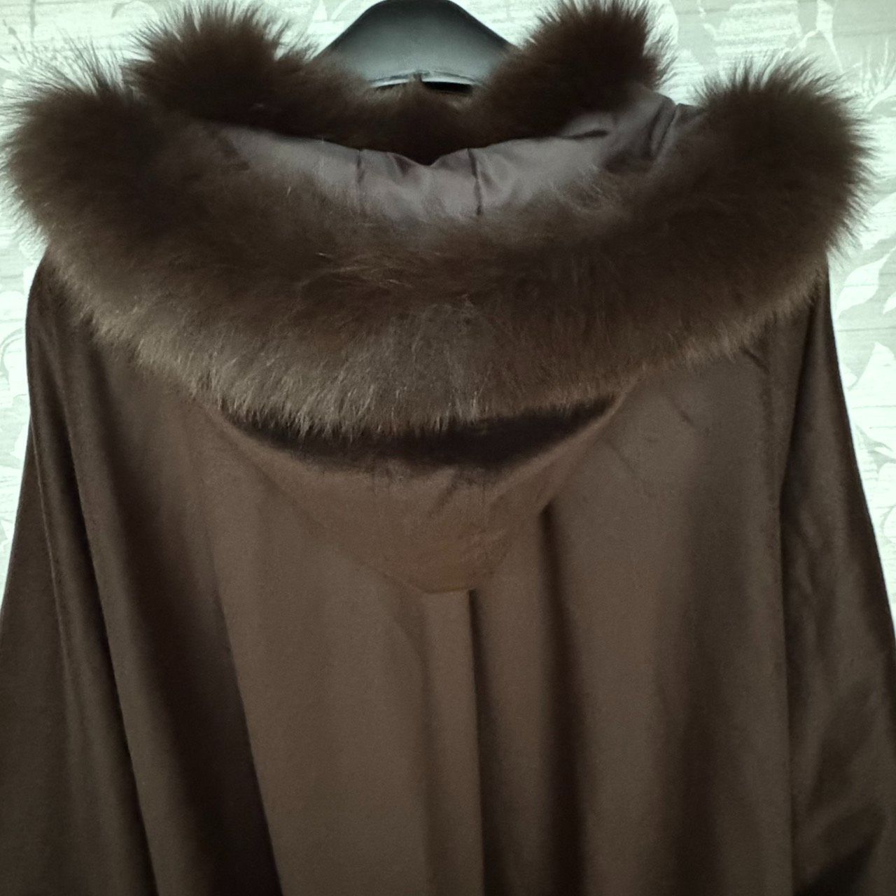 お渡し完了しました。 美品 カシミヤ&ブルーフォックスケープコート 極美品 カシミヤ100% ブルーフォックスファー フード付き ケープコート