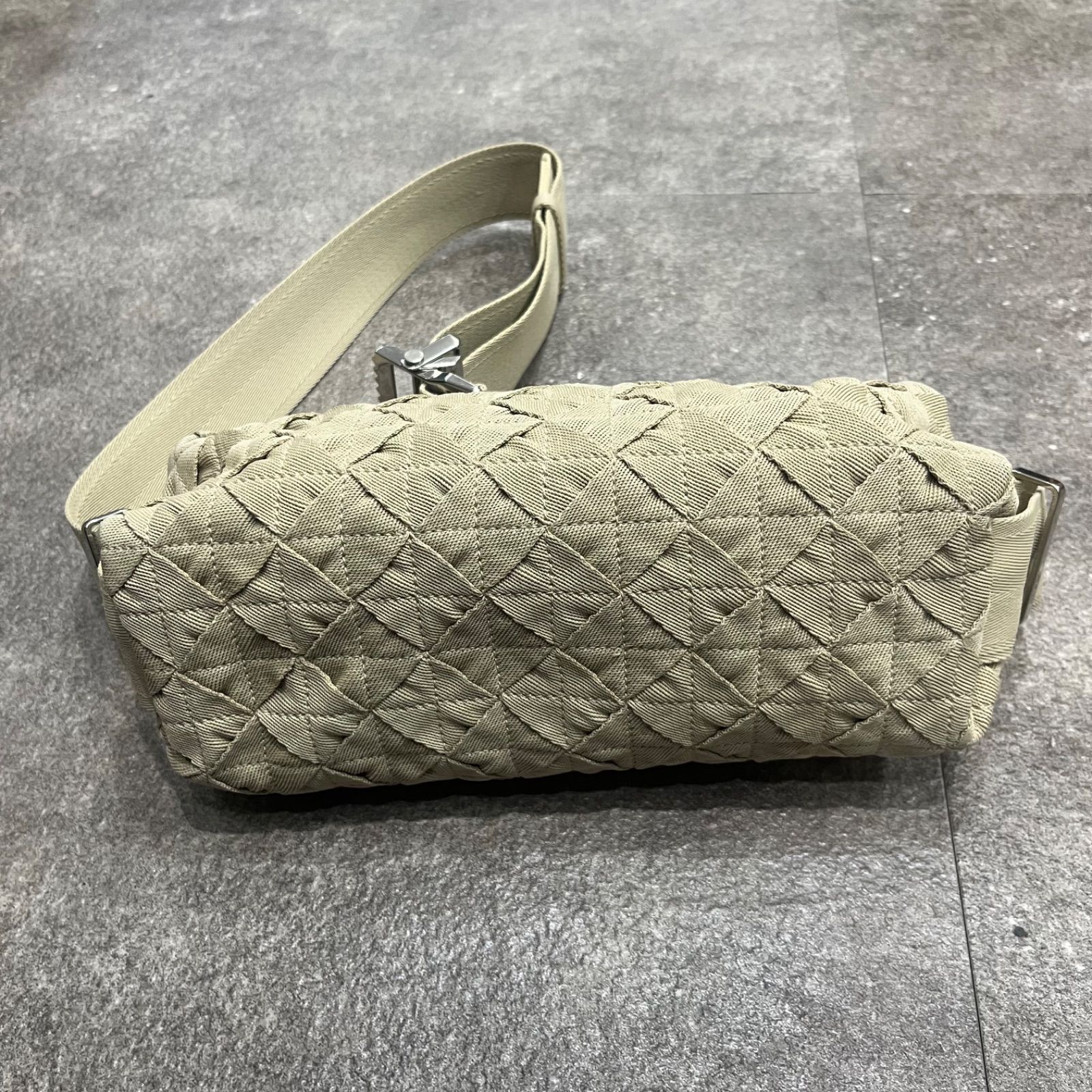 ボッテガヴェネタ ショルダーバッグ ベージュ イントレチャート