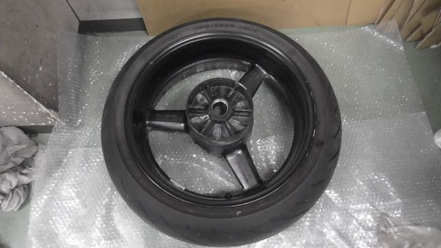YZF-R1 JYARN095000000xxx の リアホイール タイヤ 1757556470