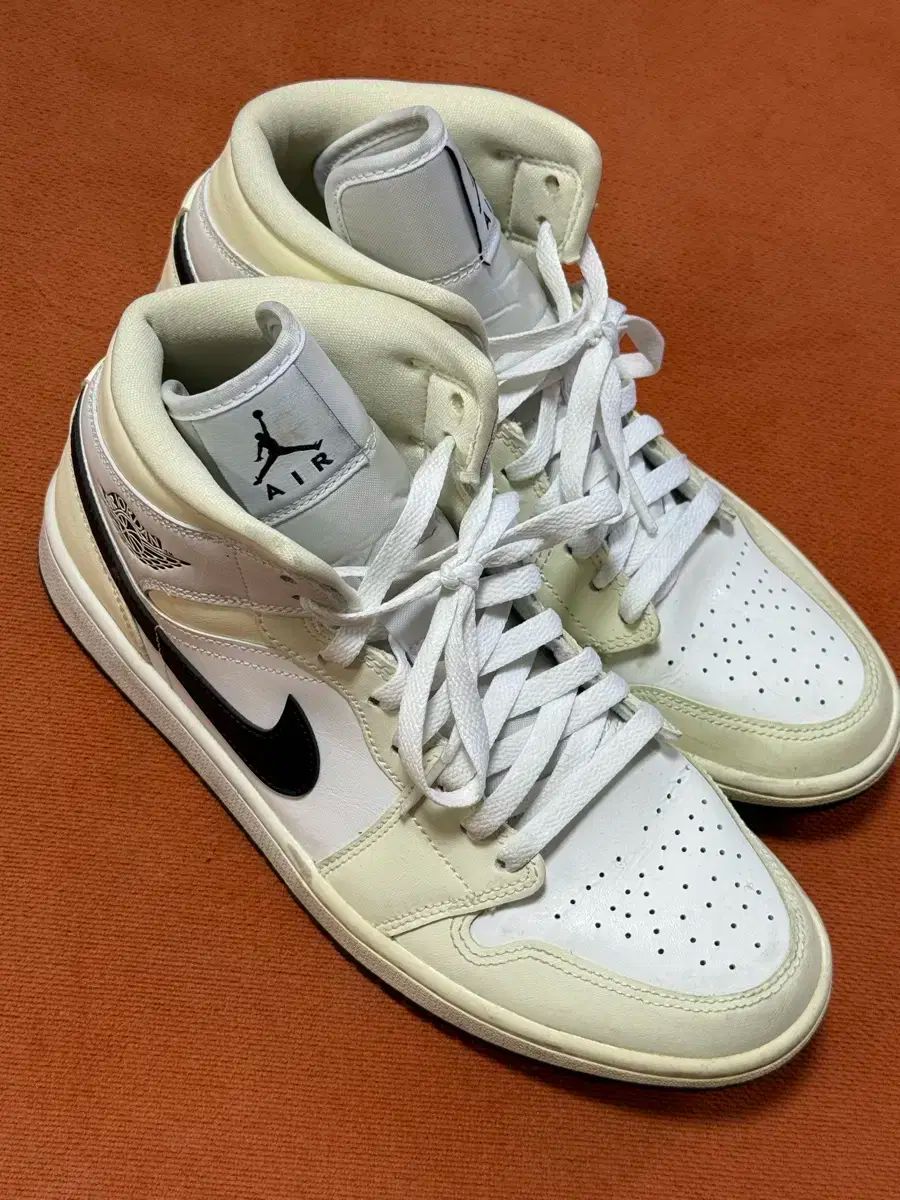 ジョーダン 1 ミッド ココナッツミルク