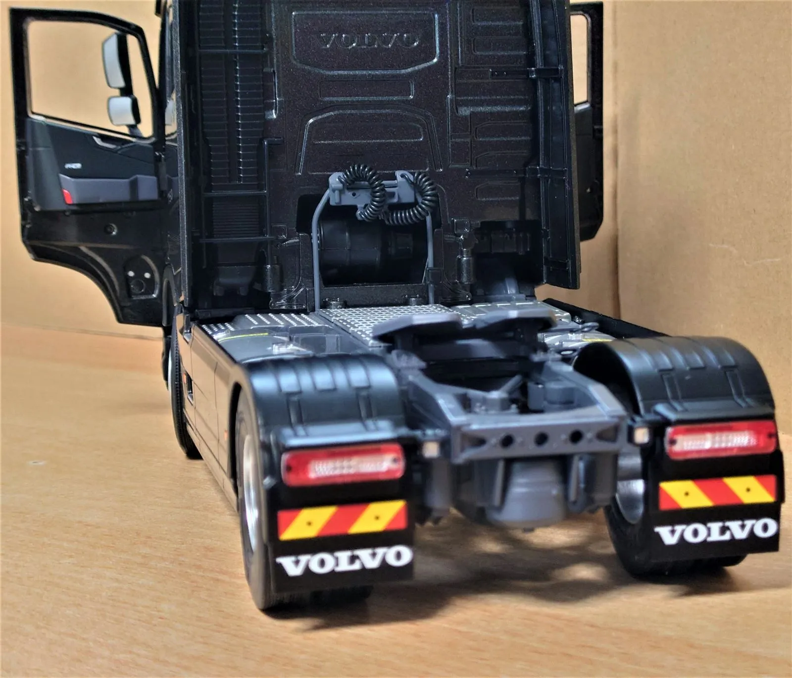 ミニカー　1/43 ボルボ FH 4 グローブ XL 冷蔵セミトレーラー GUIDEZ PRIMEVER [116967] herpa Cars&Trucks 1/87 (プラスチック製) ボルボ FH GL XL