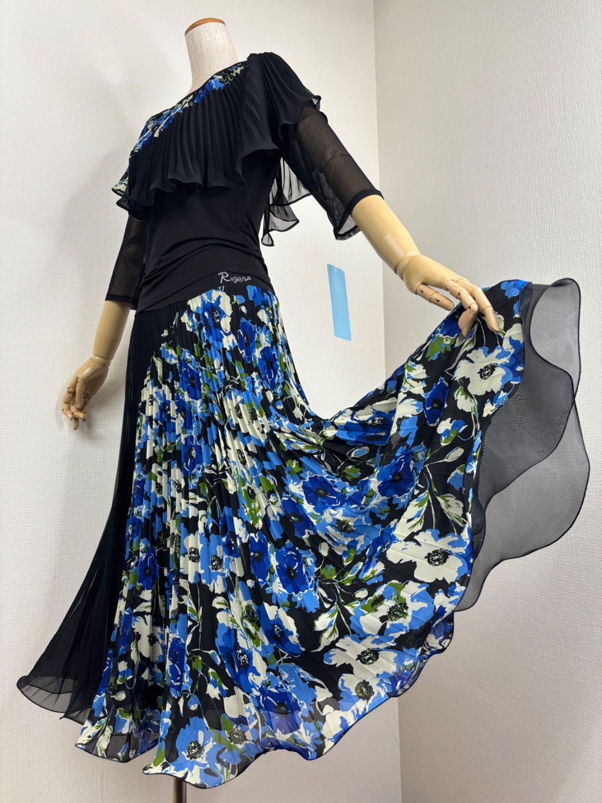 社交ダンス ブラック ブルー系 後ろ姿も素敵です シフォンプリーツ セットアップドレス 衣装 Roger