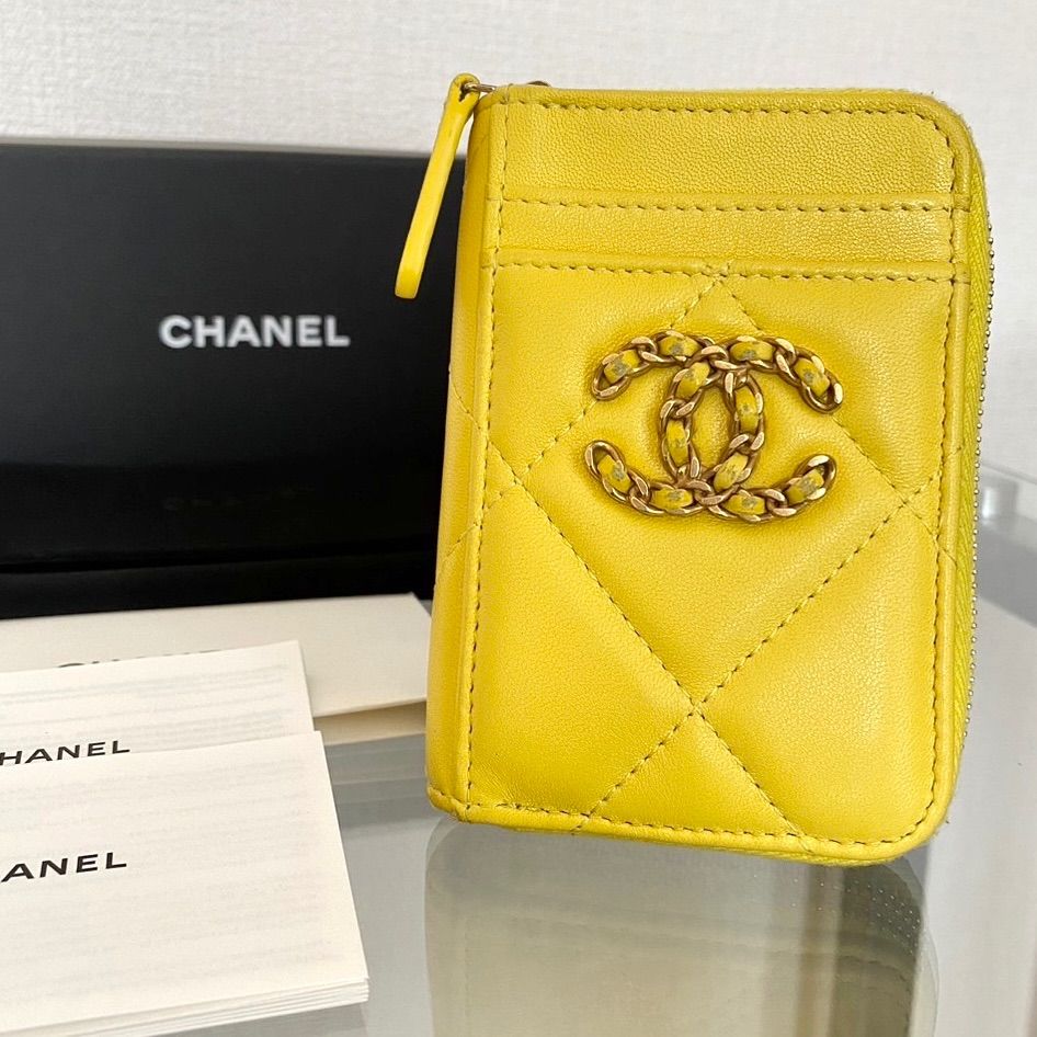 CHANEL】 19 フラグメントケース イエロー 黄色 チェーンロゴ CHANEL】 19 フラグメントケース イエロー 黄色 チェーンロゴ