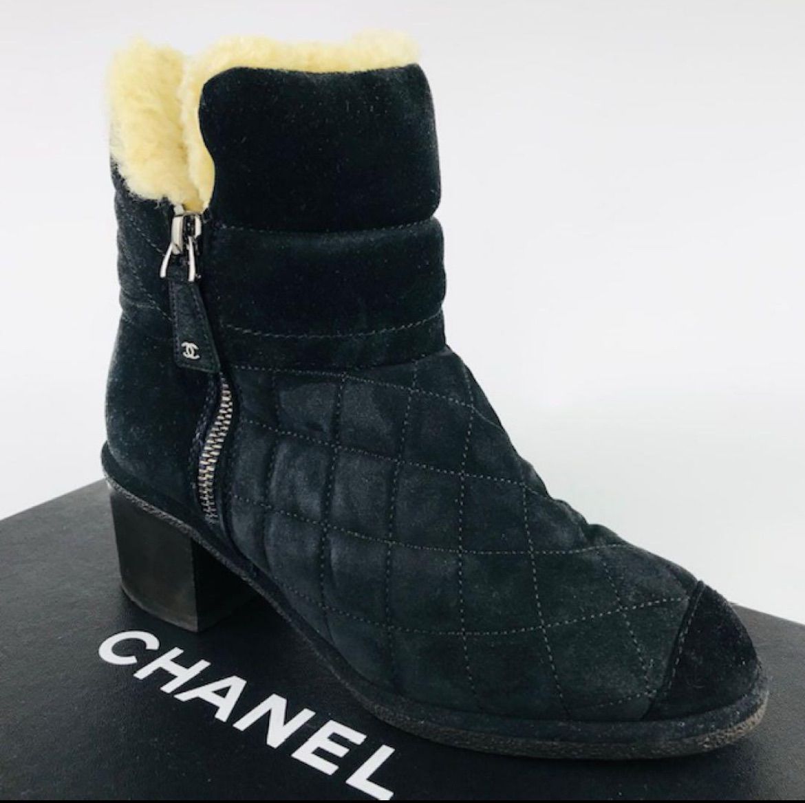 CHANEL シャネル レディース スエードレザー マトラッセデザイン メタルココマークプル ムートン ショートブーツ 36 イタリア製 レディースブーツ ブーツ 秋冬物 カジュアル ブラック 靴