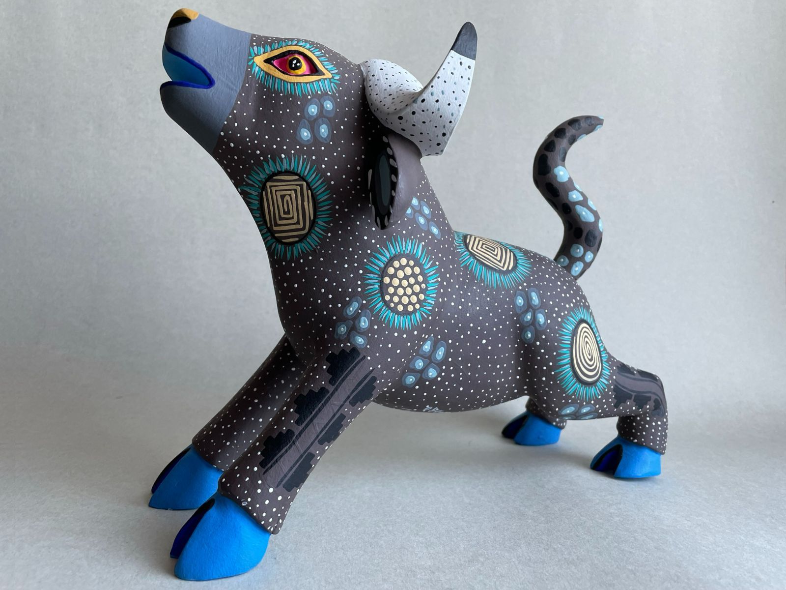 アレブリヘス メキシコ工芸品【グレーの牡牛】サイズ特大⭐️ - メルカリ