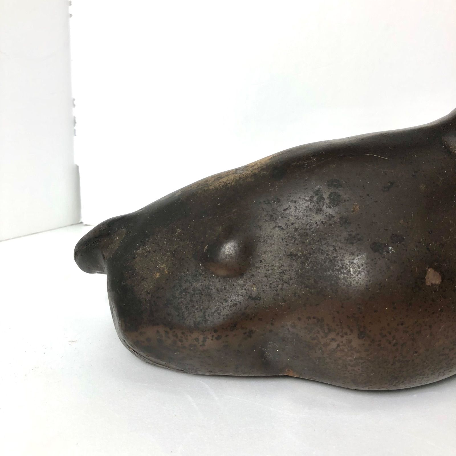 ②牛 美術工芸品「座る牛」彫刻 在銘「呂」丑 オブジェ 置物 牛 金属